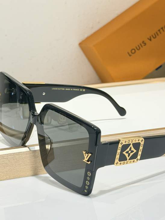 Picture of Louis Vuitton Sunglasses _SKUfw80236183fw